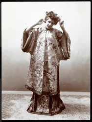 Eine Frau präsentiert einen japanischen Kimono, New York, 1904